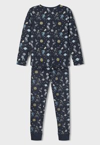 Blaues Pyjama-Set mit einem Weltraumthema, das Astronauten, Planeten und Raketen auf einem dunklen Hintergrund zeigt, aus weicher Baumwolle mit enganliegendem Bund.