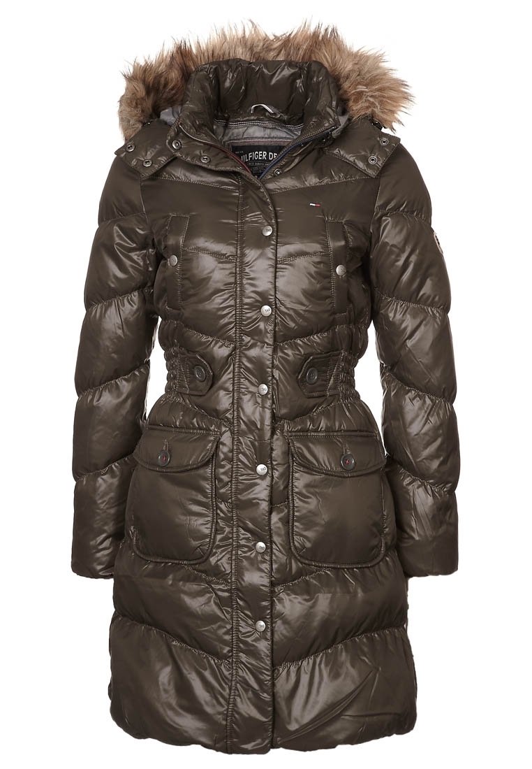 Puffig olivgrön vinterjacka med en huva klädd i fuskpäls, knappstängning framtill, två bröstfickor och figursydd midja med samlad detalj.