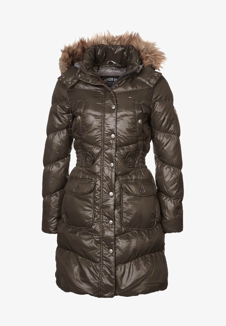 Puffig olivgrön vinterjacka med en huva klädd i fuskpäls, knappstängning framtill, två bröstfickor och figursydd midja med samlad detalj.