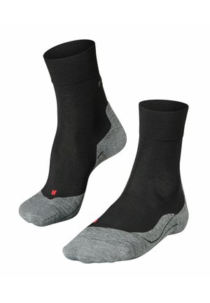 Chaussettes noires arrivant à la cheville avec un renfort grisé aux orteils et au talon. Présente un bord côtelé et un petit logo rouge sur le côté. Tissu doux et extensible.