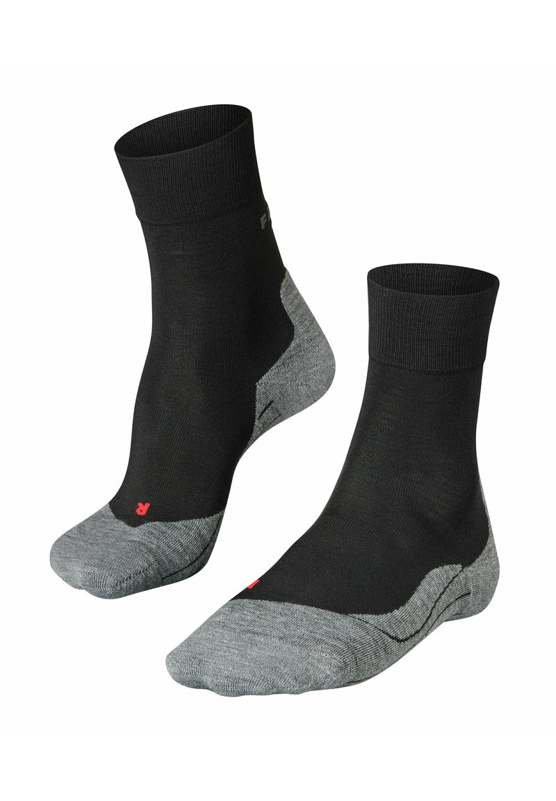 Chaussettes noires arrivant à la cheville avec un renfort grisé aux orteils et au talon. Présente un bord côtelé et un petit logo rouge sur le côté. Tissu doux et extensible.