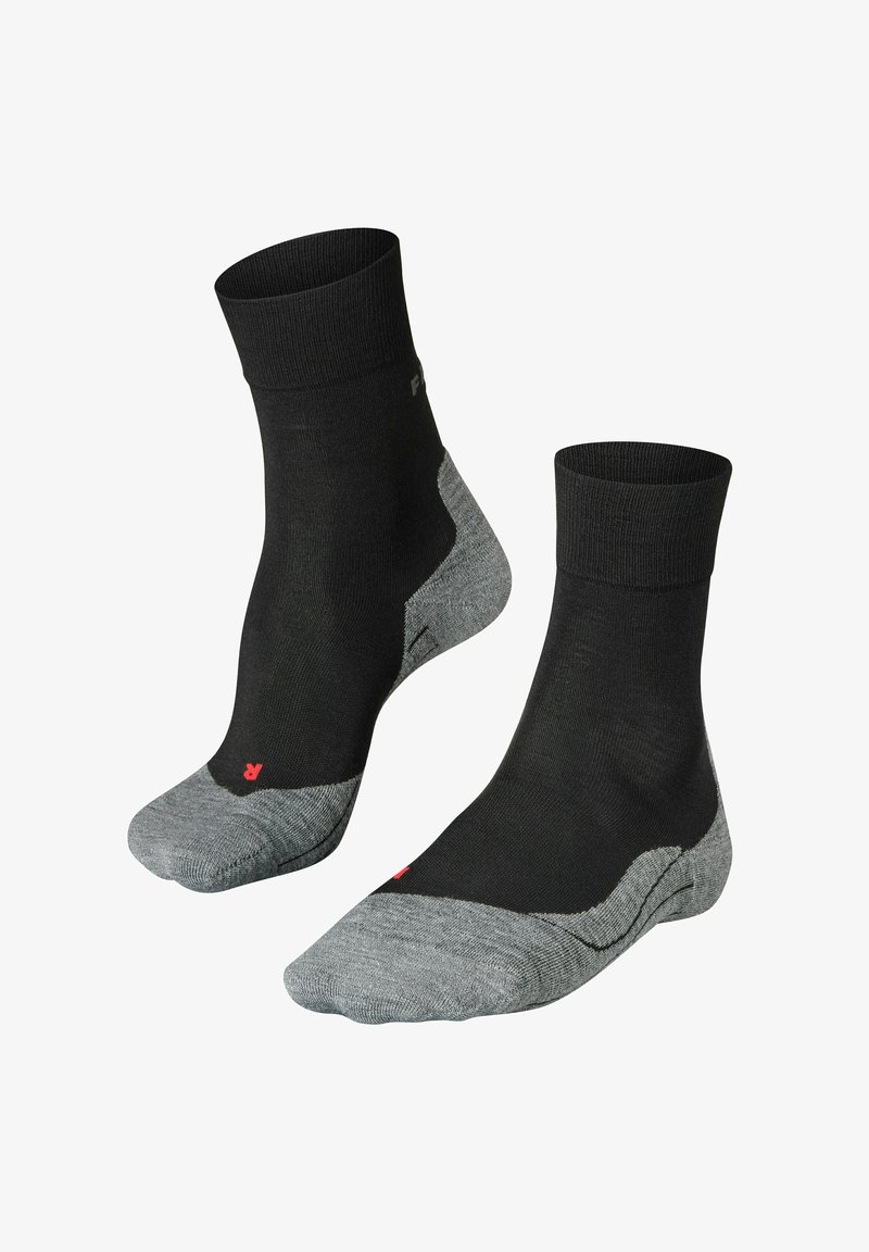 Chaussettes noires arrivant à la cheville avec un renfort grisé aux orteils et au talon. Présente un bord côtelé et un petit logo rouge sur le côté. Tissu doux et extensible.