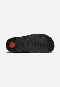 Zwarte rubberen schoenzool met een gestructureerd grippatroon. Bevat gegraveerd "fitflop" logo en een rode cirkelaccent op de hiel.