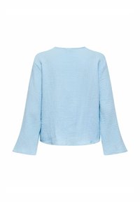 Maglietta a maniche lunghe azzurro chiaro con un tessuto testurizzato e stropicciato. Presenta un collo rotondo e maniche leggermente svasate. Vista posteriore mostrata.