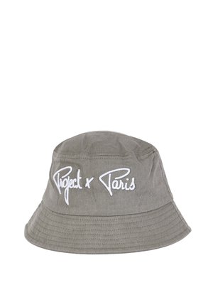 Chapeau bob gris avec le texte brodé en blanc « Project x Paris » à l’avant, avec des détails cousus autour du bord.