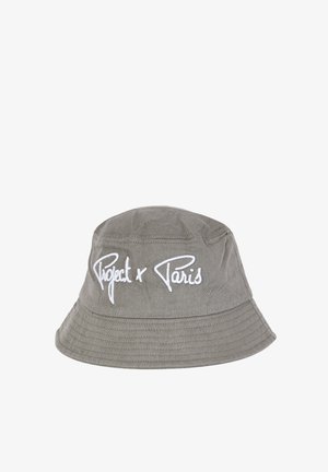 Chapeau bob gris avec le texte brodé en blanc « Project x Paris » à l’avant, avec des détails cousus autour du bord.