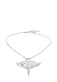 Collar de plata con un colgante en forma de raya. La cadena presenta un diseño trenzado, y hay una pequeña etiqueta en el cierre.