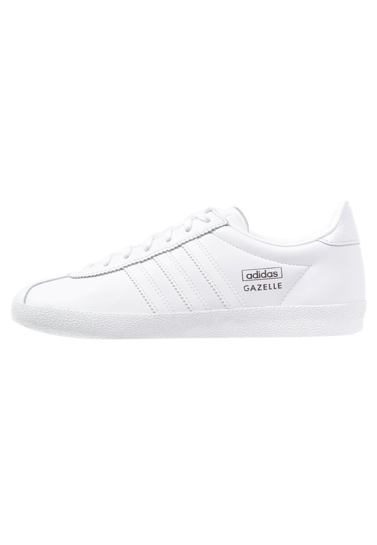 Vita Adidas Gazelle-sneakers med slät läder, tre sidostreck, en texturerad gummisula och en logolapp på utsidan.