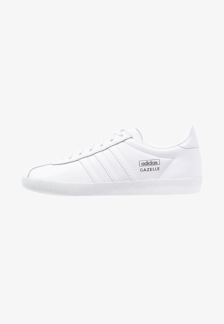 Bílé tenisky Adidas Gazelle s hladkou kůží, třemi bočními pruhy, texturovanou gumovou podrážkou a logem na vnější straně.