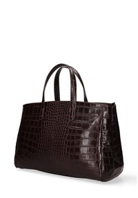 Borsa in pelle marrone scuro con stampa coccodrillo, dotata di doppi manici, forma rettangolare e superficie liscia e lucida. Presenta un ampio interno.
