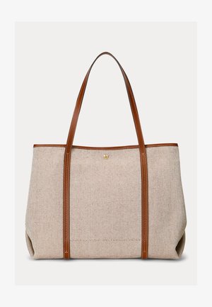 Bolso tote tejido beige con asas y detalles de cuero marrón, con un pequeño emblema dorado cerca de la parte superior central.