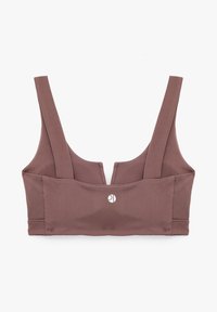 Ruskea urheiluliivi, jossa on leveät hihnat, kaareva pääntie ja pieni logo edessä. Valmistettu pehmeästä, joustavasta materiaalista mukavuutta varten.