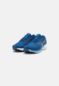 Scarpe da atletica blu con una tomaia in mesh testurizzato, accenti del logo argentati e una suola leggera con dettagli di colore sfumato.