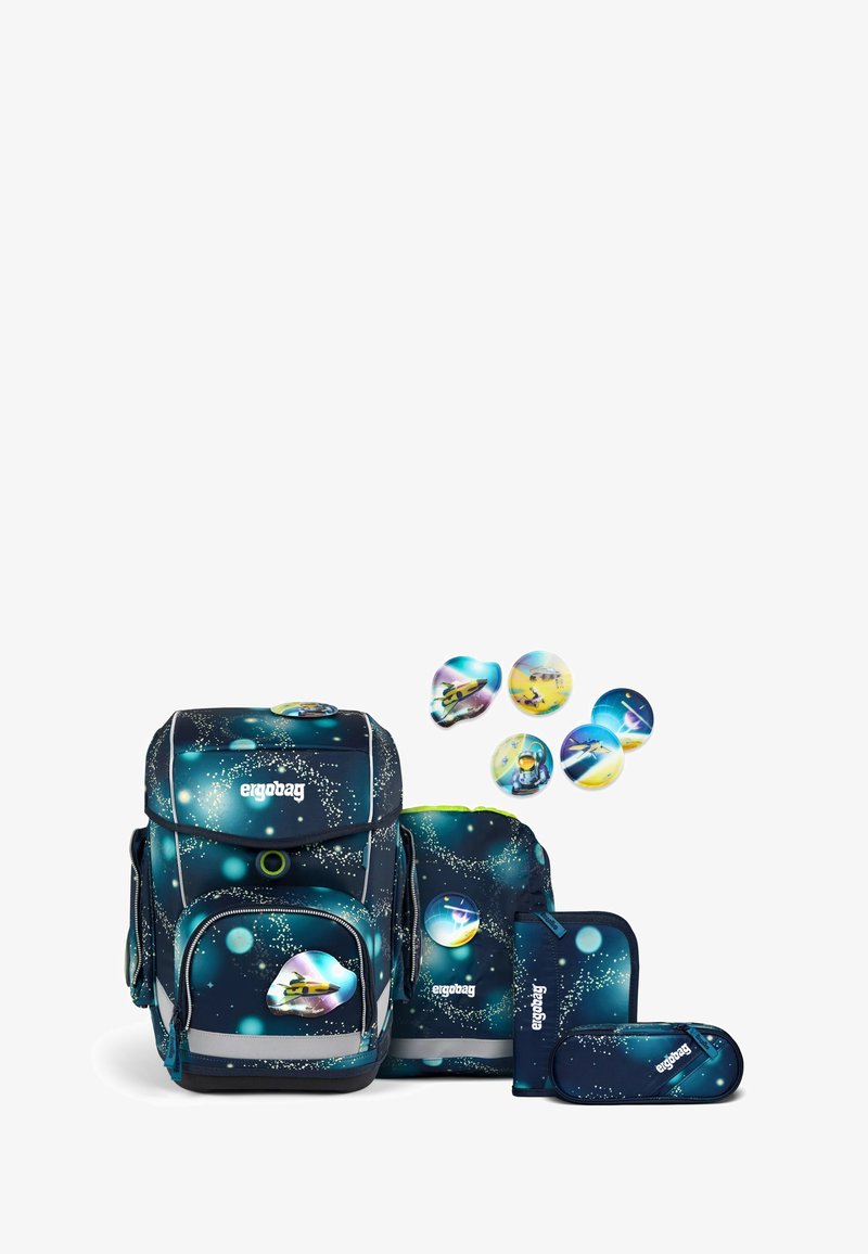 Ergobag-Rucksack-Set in Dunkelblau mit sternenförmigem Muster, bestehend aus einem Haupt-Rucksack, einer kleinen Tasche und einem Etui; enthält fünf thematische Abzeichen.