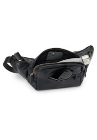 Riñonera de cuero negro con múltiples compartimentos con cremallera. Presenta un diseño elegante, herrajes dorados y objetos visibles como gafas de sol y un teléfono.