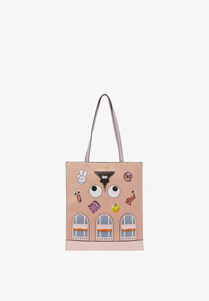Borsa tote rosa chiaro con varie toppe colorate, tra cui occhi, una mano della pace, una faccina sorridente, le parole "NO" e "Sì!" e tre disegni di finestre nella parte inferiore.
