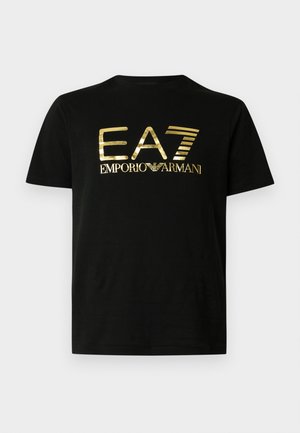 Zwart katoenen T-shirt met een glanzende gouden print van "EA7" en "emporio armani" over de voorkant in een vet, modern lettertype. Korte mouwen.