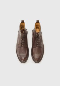 Hackett London SLOANE APRON - Nööritavad poolsaapad - dark mocca brown