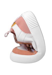 Sneakers alta con una toma in tela rosa e parte superiore in pelle bianca, con una punta in camoscio e suola in gomma. Accentuate da una lacciata intrecciata.