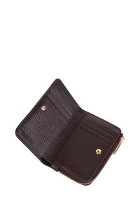 Portafoglio in pelle marrone scuro con una texture a granuli, chiusura con zip, numerosi slot per carte e un compartimento con chiusura a scatto. Accenti in metallo dorato.