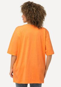 Ulla Popken PLUS SIZE V-NECK TEE  - T-Shirt basic - apricot