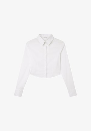Camicia bianca corta con bottoni, caratterizzata da un colletto classico, maniche lunghe e una texture liscia, con chiusura a bottoni sul davanti.