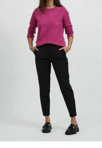 Magenta stickad tröja med rund hals, parat med högmidjade svarta slim-fit byxor och svarta loafers.