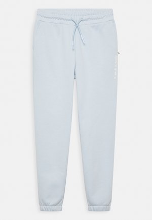 Pantalones de chándal azul claro hechos de una tela suave, con una cinturilla elástica con cordón, bolsillos laterales y bajos ajustados.