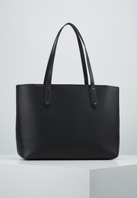 Sort lædertaske med glat tekstur, dobbelthåndtag og metaldetaljer. Enkel rektangulær form uden synlige mønstre eller logoer.