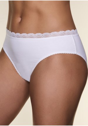 Weißer Baumwoll-Slip mit floralem Spitzenbesatz am Bund, mit glatter Textur und gezackten Kanten, teilweise von der Seite gezeigt.