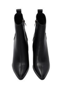 Czarne skórzane botki za kostkę z ostrymi noskami, gładką teksturą, zamkami błyskawicznymi po bokach i pętlami na górze. Brak widocznych wzorów lub akcentów.