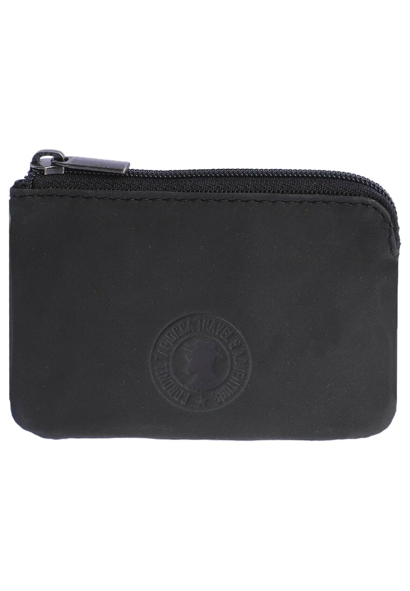 Billetera negra de nylon con cremallera y logo en relieve. Forma rectangular con una textura suave y sin hardware o acentos visibles.
