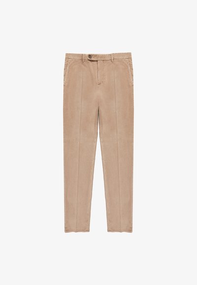 Beżowe spodnie z kordurowej tkaniny, o prostym kroju, z dwiema przednimi kieszeniami, z zapięciem na guzik oraz pionowym prążkowanym wzorem na całej powierzchni.