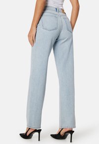 Lichtblauwe high-waisted rechte jeans met een vijfzakkenontwerp. Kenmerkt zich door subtiele stiksels en een gladde denimtextuur.