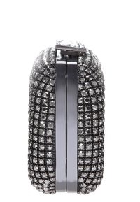 Obdélníková kabelka se strukturovaným povrchem pokrytým černými a stříbrnými kamínky. Má kovový uzávěr a elegantní hrany.