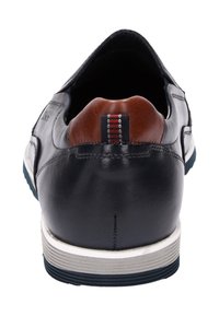 Schwarzer Lederschuh mit einem braunen Lederabsatz, weißer Zwischensohle und einer strukturierten navyblauen Gummisohle; verfügt über Kontrastnähte.