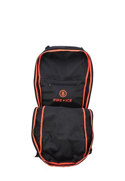 Črn nahrbtnik z oranžnimi detajli, z velikim glavnim predelkom, sprednjim žepom z zadrgo in logotipom "FIRE+ICE." Teksturovan najlon.