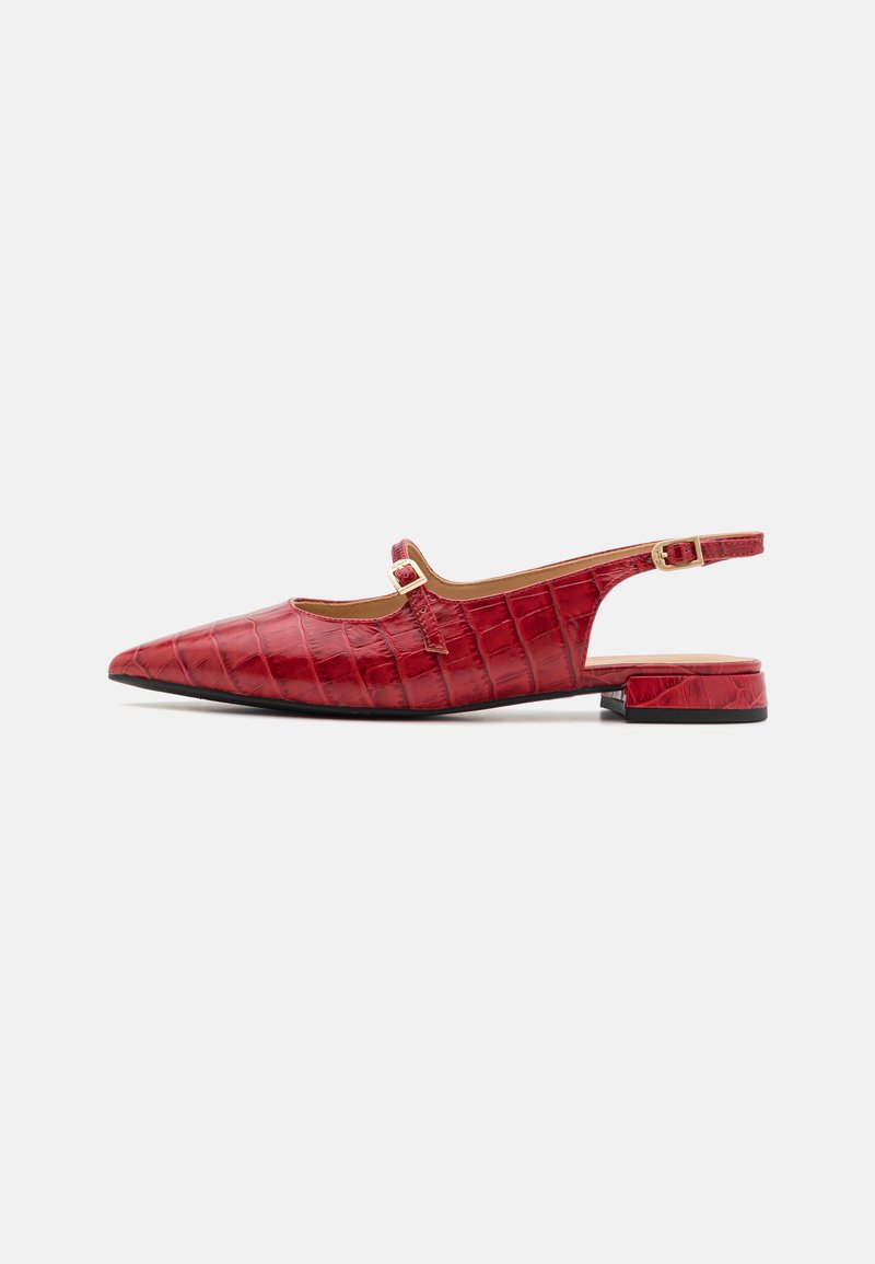 Chaussure slingback en cuir embossé crocodile rouge avec un bout pointu, sangle réglable et petit talon bloc. Texture lisse sur l'ensemble.