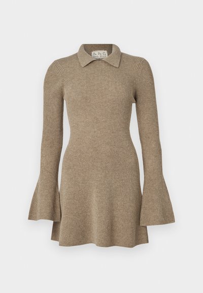 Rochie tricotată cu model în relief, de culoare maronie, cu guler, mâneci lungi tip clopot și un corset ajustat care se lărgește la margine.