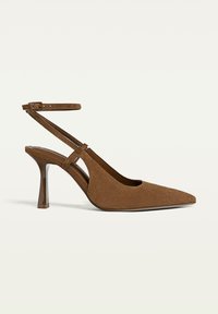 Bruine suède slingback hak met een spitse neus, verstelbare enkelband en een glanzende plastic blokhak. Gladde textuur en modern ontwerp.