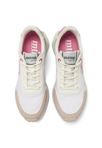 Zapatillas blancas y beige con una parte superior texturizada, cierre de cordones, detalles en rosa y una plantilla acolchada con logo.