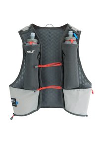 Gilet de course léger noir et gris avec deux porte-bouteilles d'eau à l'avant maintenus par des cordons rouges, tissu en mesh et marque Millet.