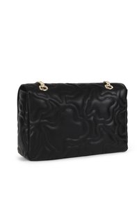 Borsa a mano nera in pelle trapuntata con texture liscia, caratterizzata da motivi ondulati e hardware color oro. Forma rettangolare con un design strutturato.