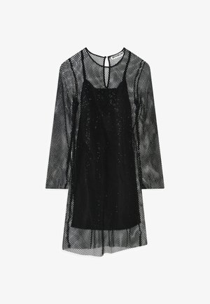 Juodas tinklinis suknelė su ilgomis rankovėmis, apvaliu iškirpimu, prigludusia apatine dalimi ir blizgia tekstūra bei raktų skylutės uždarymu nugaroje.