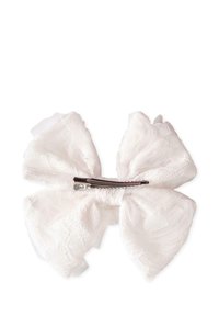Fibbia per capelli in tessuto bianco con due grandi fiocchi soffici dal finish testurizzato e una chiusura in metallo argentato.