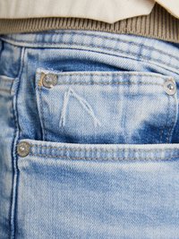 Svetlo modri jeans iz denima z izrazitim zbledelostjo, ki vključujejo majhen sprednji žep in kovinske detajle. Teksturo površine zaznamuje vidno šivanje.
