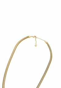 Guldtonet metalsmykke med et fleksibelt, rundet design og tekstureret overflade. Har en kædeforlængelse og en lille, rund vedhængsdetaile.