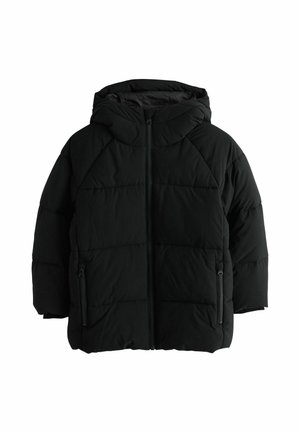 Čierna prešívaná zimná bunda s kapucňou, predným zipsom a dvoma vreckami na zips, navrhnutá pre teplo a použitie vonku.