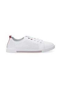 Weiße perforierte Sneakers mit grauem Innenfutter, runder Zehenform, Schnürdesign und einem roten sowie schwarzen Akzent an Ferse und Sohle.