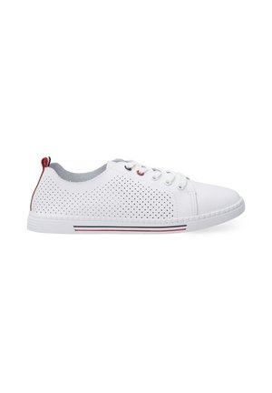 Weiße perforierte Sneakers mit grauem Innenfutter, runder Zehenform, Schnürdesign und einem roten sowie schwarzen Akzent an Ferse und Sohle.